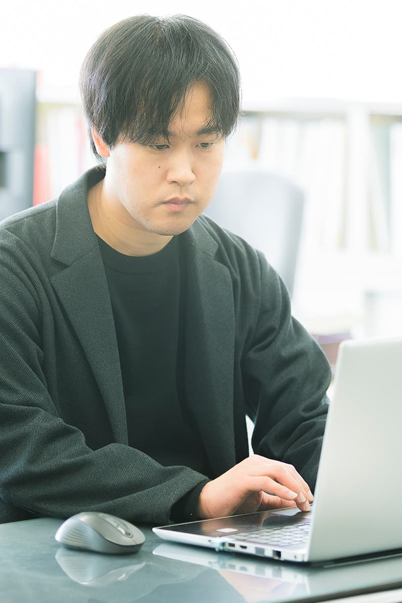 インタビュー中のS.H